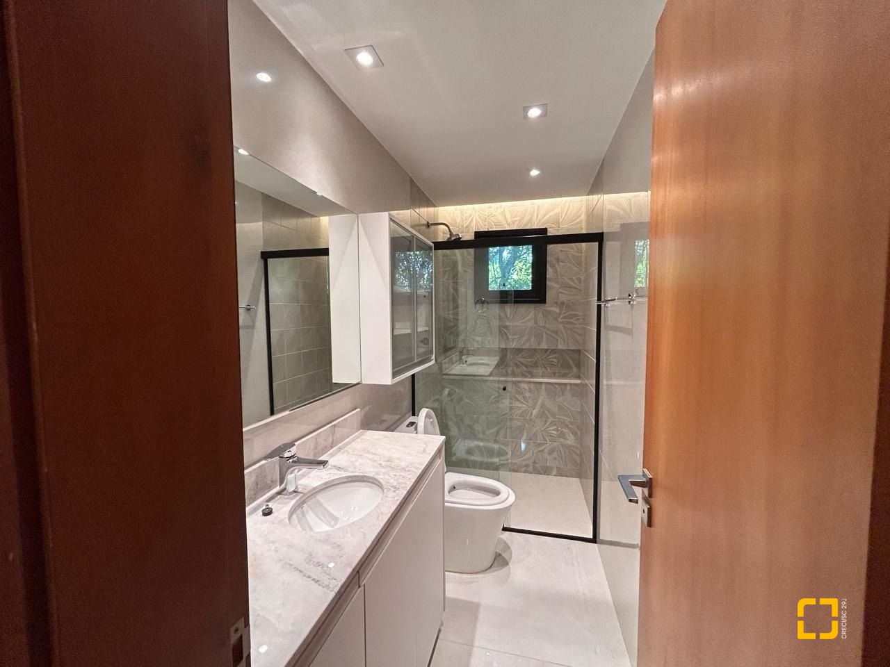 Casa com 323m², 6 quartos (sendo 3 suítes), no bairro Lagoa da Conceição em Florianópolis