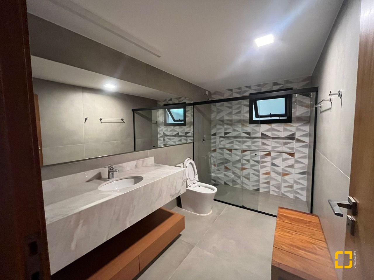 Casa com 323m², 6 quartos (sendo 3 suítes), no bairro Lagoa da Conceição em Florianópolis