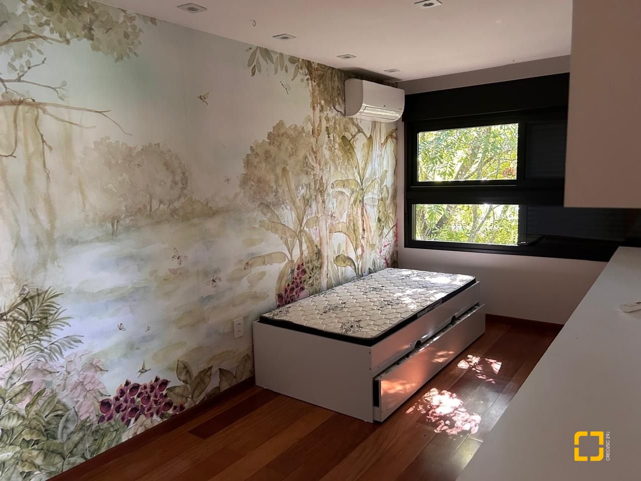 Casa com 323m², 6 quartos (sendo 3 suítes), no bairro Lagoa da Conceição em Florianópolis