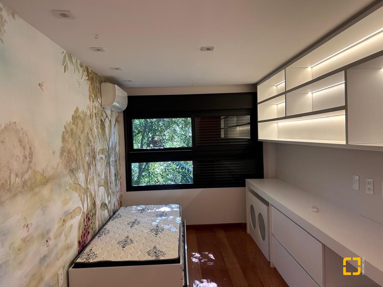 Casa com 323m², 6 quartos (sendo 3 suítes), no bairro Lagoa da Conceição em Florianópolis
