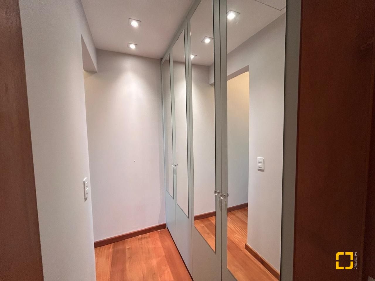 Casa com 323m², 6 quartos (sendo 3 suítes), no bairro Lagoa da Conceição em Florianópolis
