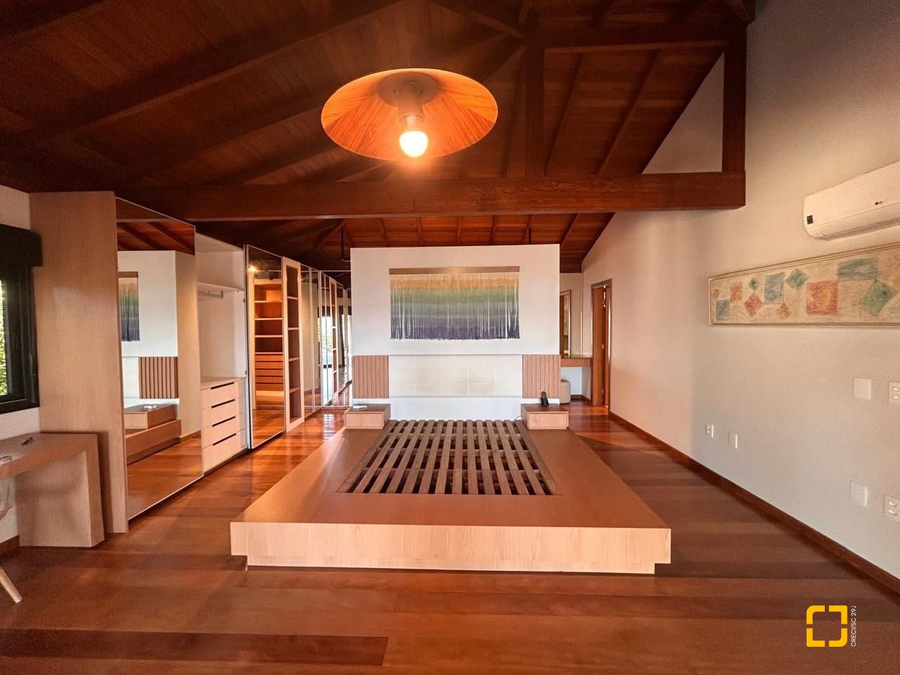 Casa com 323m², 6 quartos (sendo 3 suítes), no bairro Lagoa da Conceição em Florianópolis
