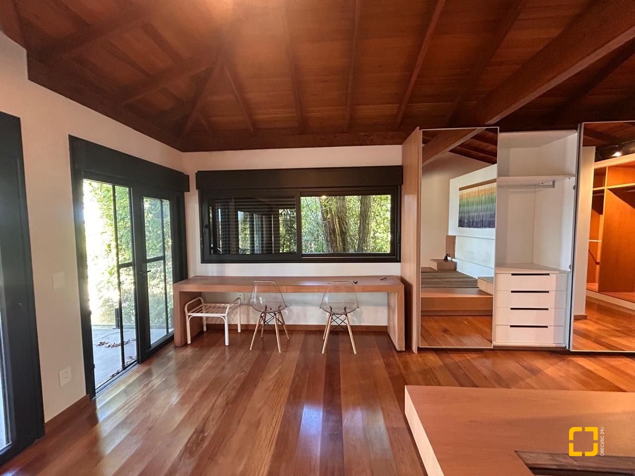 Casa com 323m², 6 quartos (sendo 3 suítes), no bairro Lagoa da Conceição em Florianópolis