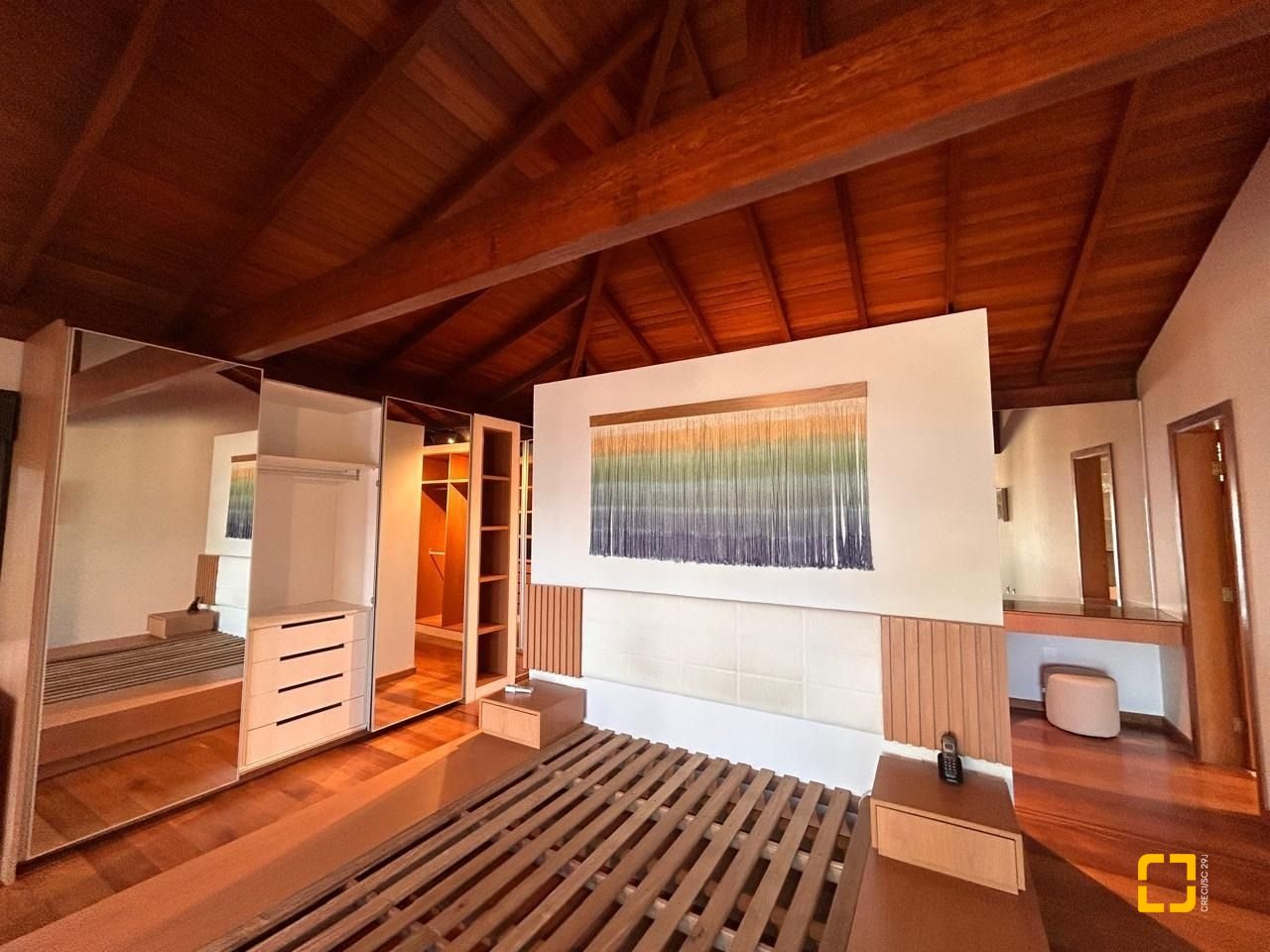 Casa com 323m², 6 quartos (sendo 3 suítes), no bairro Lagoa da Conceição em Florianópolis