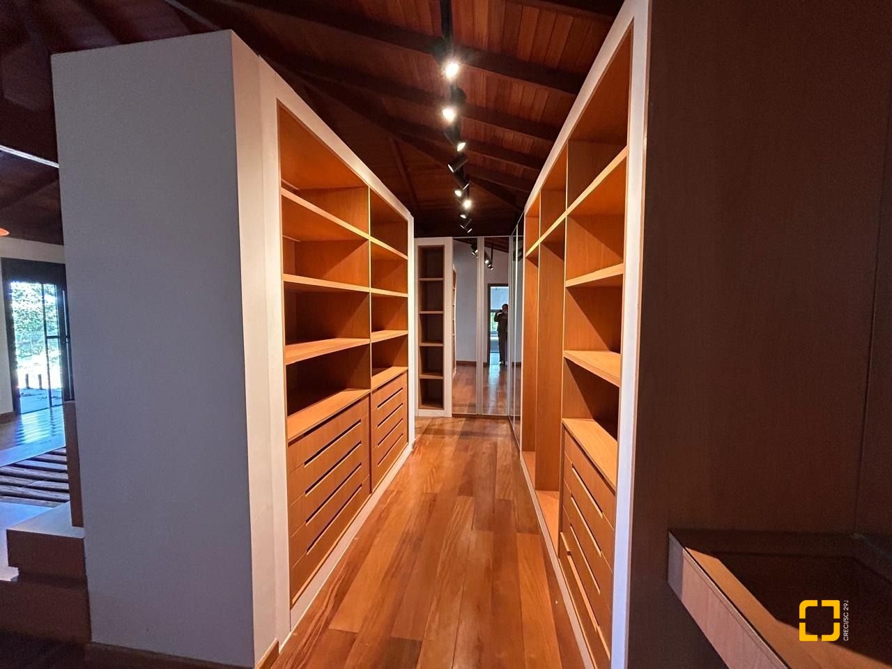Casa com 323m², 6 quartos (sendo 3 suítes), no bairro Lagoa da Conceição em Florianópolis