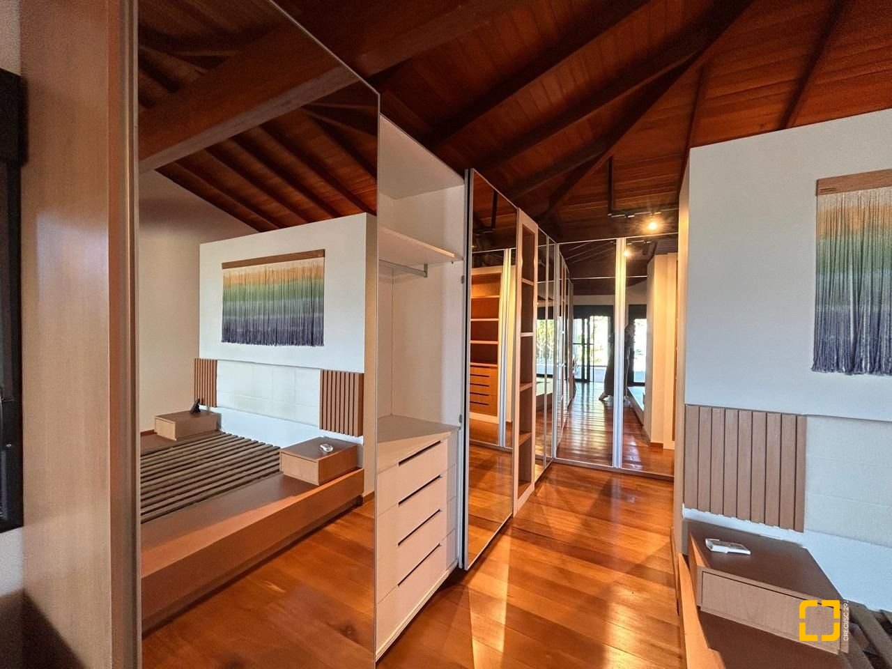 Casa com 323m², 6 quartos (sendo 3 suítes), no bairro Lagoa da Conceição em Florianópolis