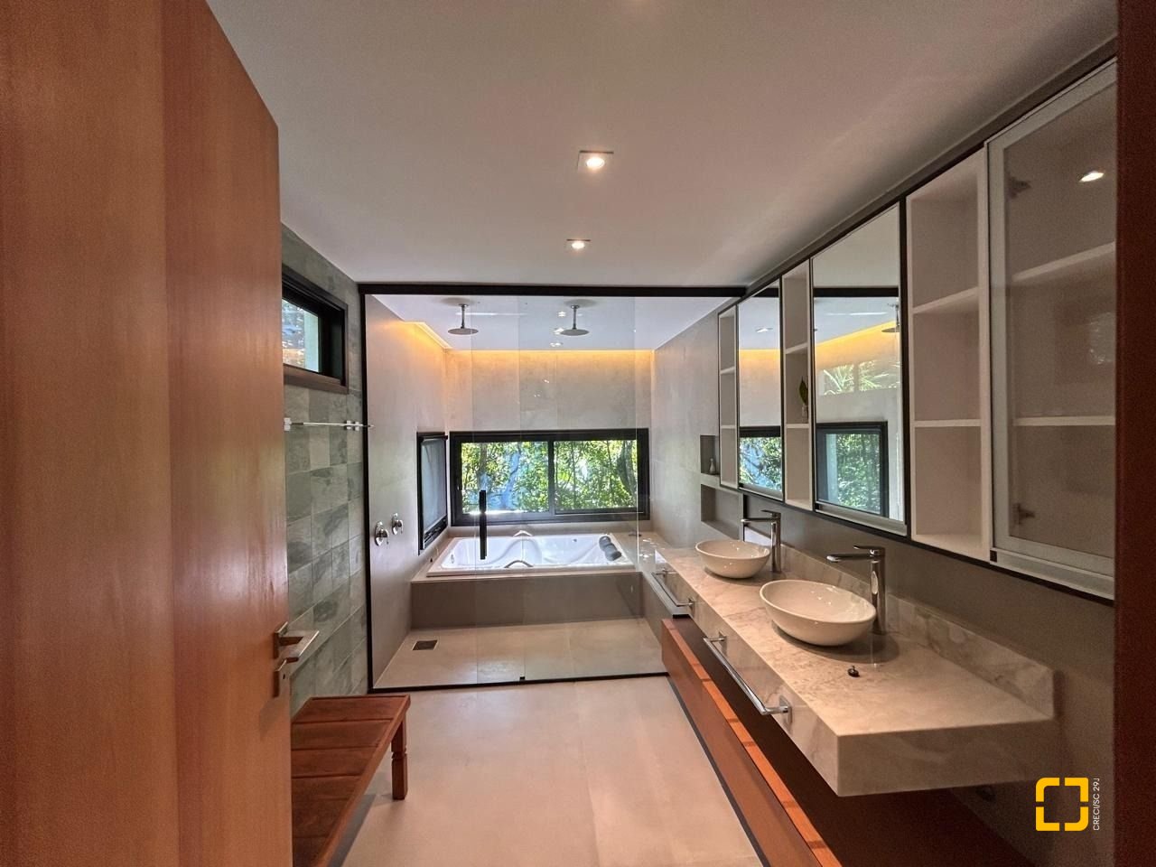 Casa com 323m², 6 quartos (sendo 3 suítes), no bairro Lagoa da Conceição em Florianópolis