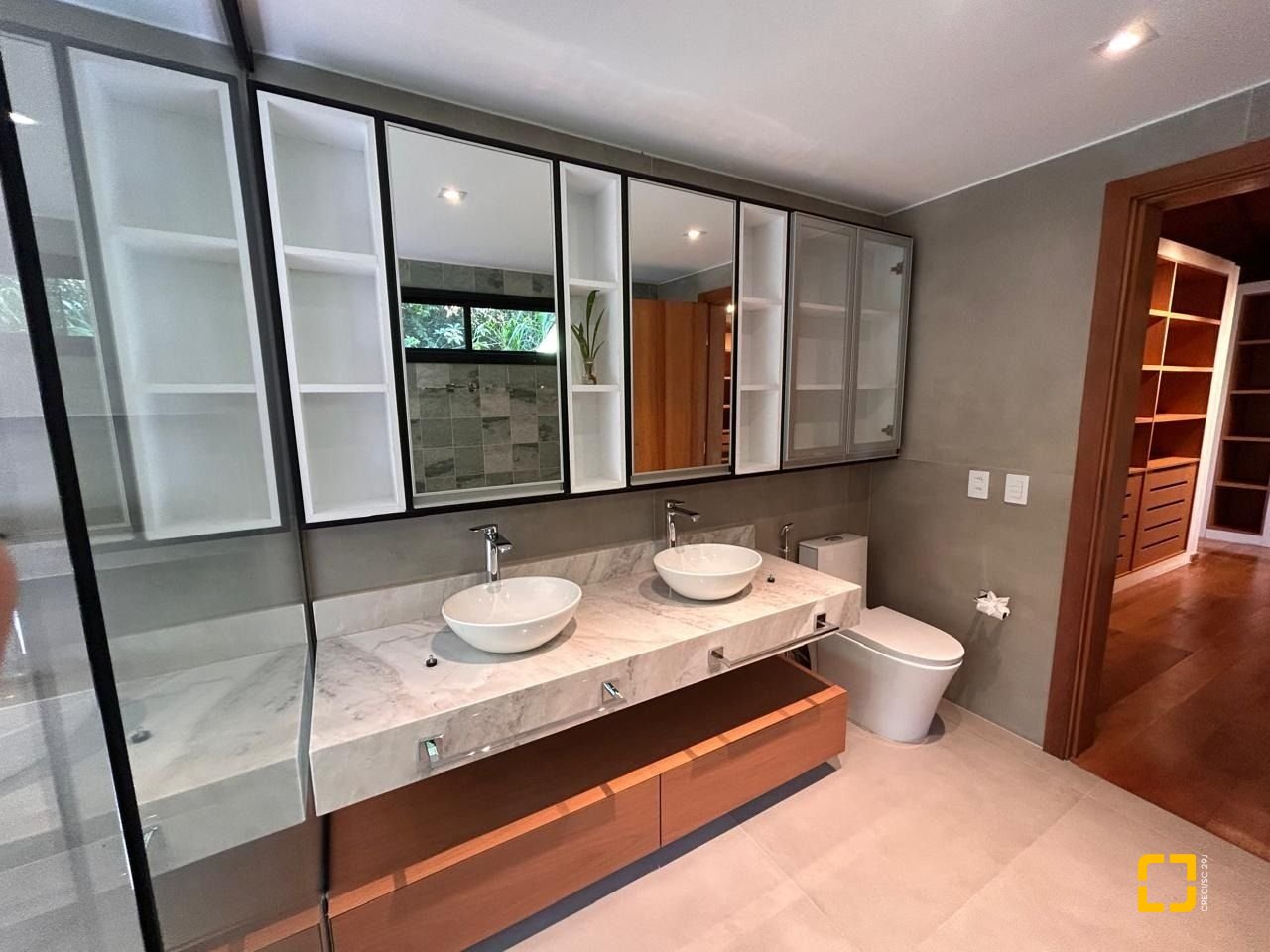 Casa com 323m², 6 quartos (sendo 3 suítes), no bairro Lagoa da Conceição em Florianópolis