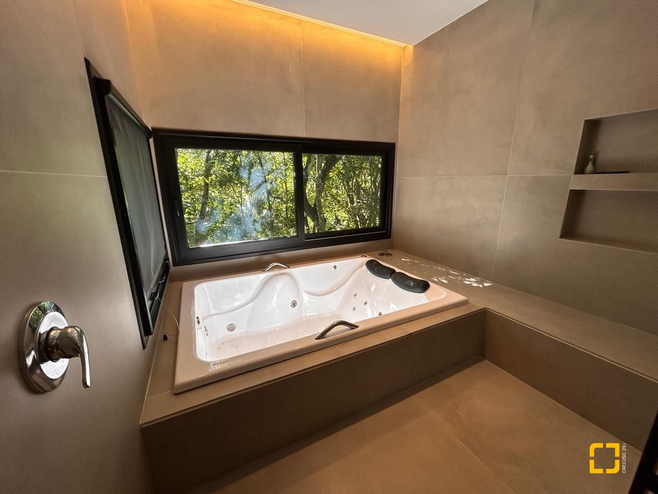 Casa com 323m², 6 quartos (sendo 3 suítes), no bairro Lagoa da Conceição em Florianópolis