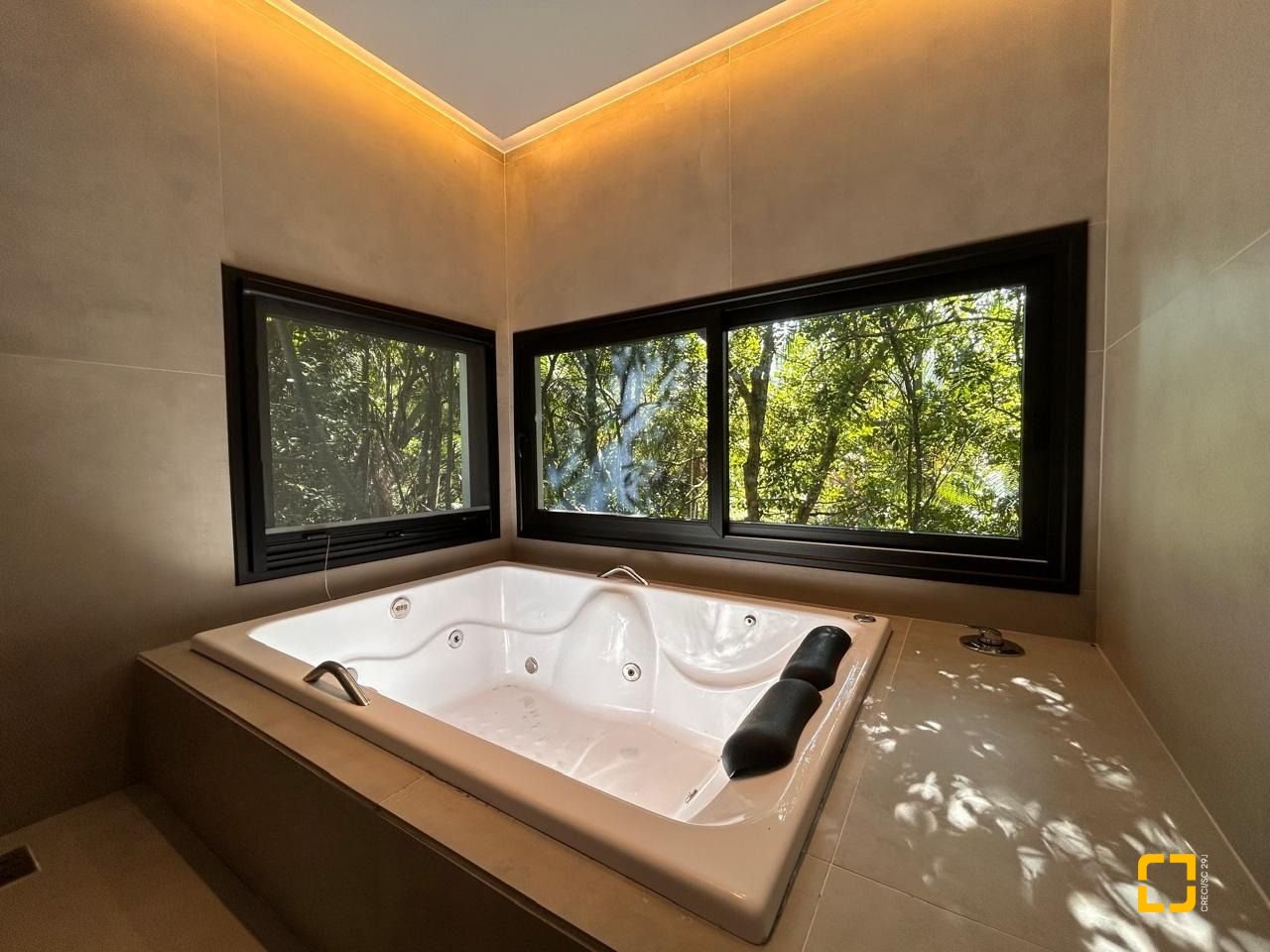 Casa com 323m², 6 quartos (sendo 3 suítes), no bairro Lagoa da Conceição em Florianópolis