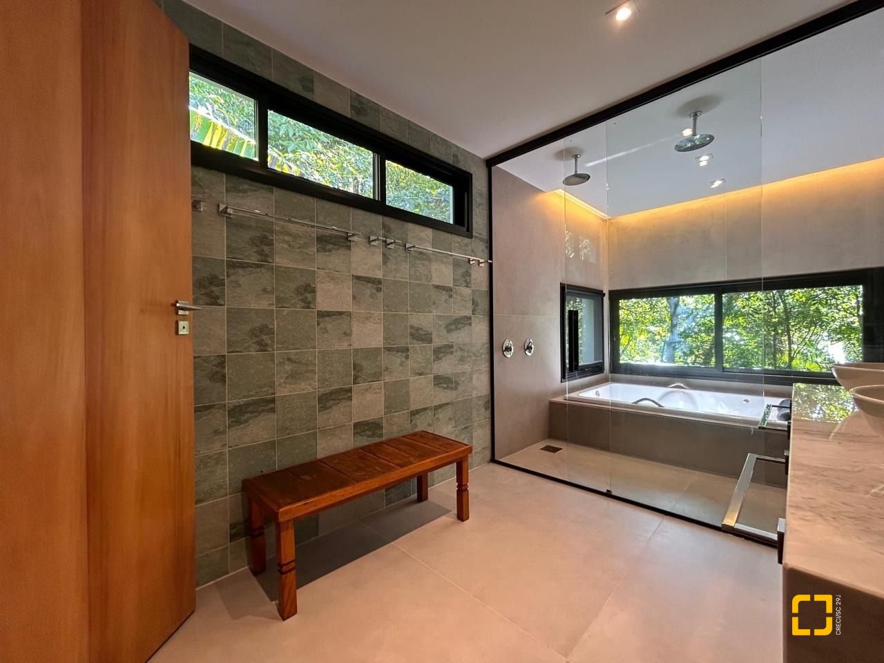 Casa com 323m², 6 quartos (sendo 3 suítes), no bairro Lagoa da Conceição em Florianópolis