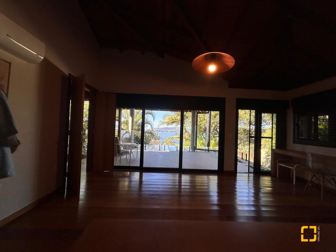 Casa com 323m², 6 quartos (sendo 3 suítes), no bairro Lagoa da Conceição em Florianópolis
