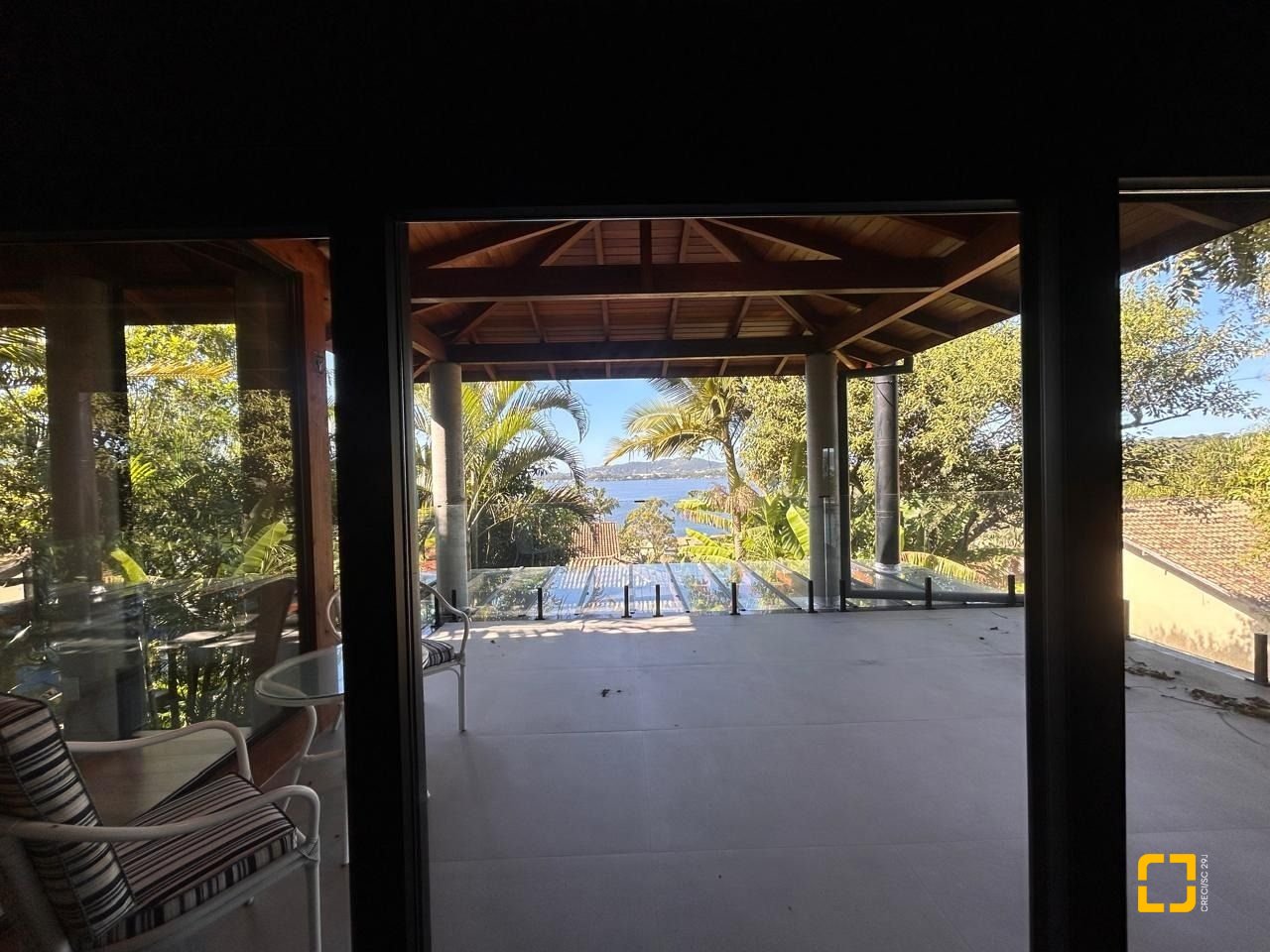 Casa com 323m², 6 quartos (sendo 3 suítes), no bairro Lagoa da Conceição em Florianópolis