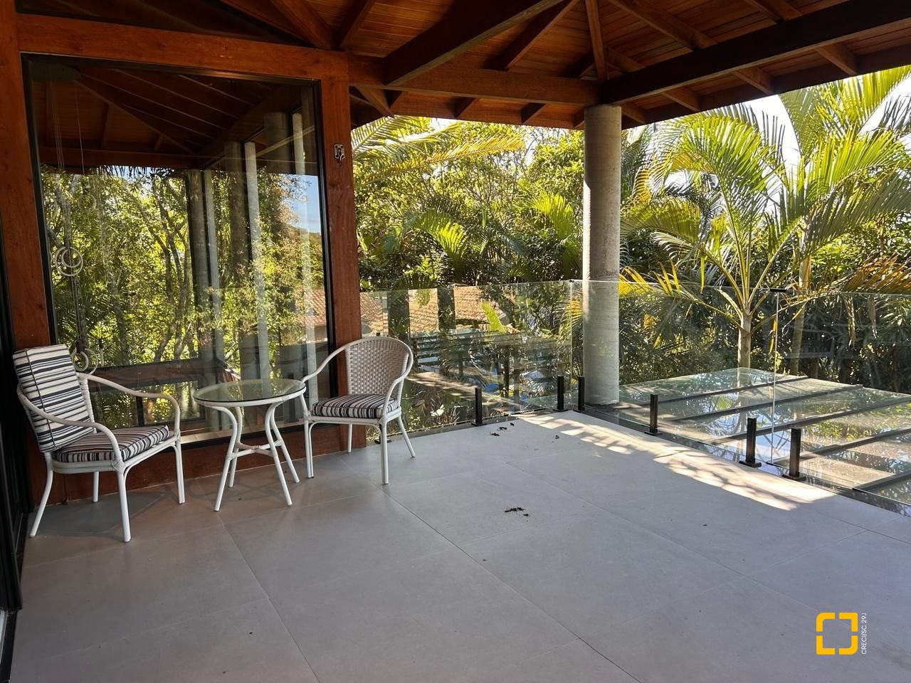 Casa com 323m², 6 quartos (sendo 3 suítes), no bairro Lagoa da Conceição em Florianópolis