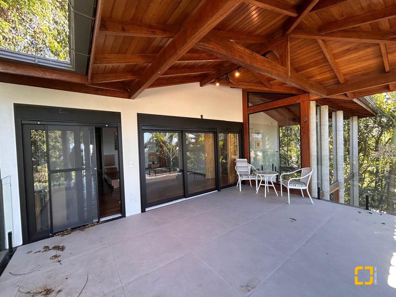 Casa com 323m², 6 quartos (sendo 3 suítes), no bairro Lagoa da Conceição em Florianópolis