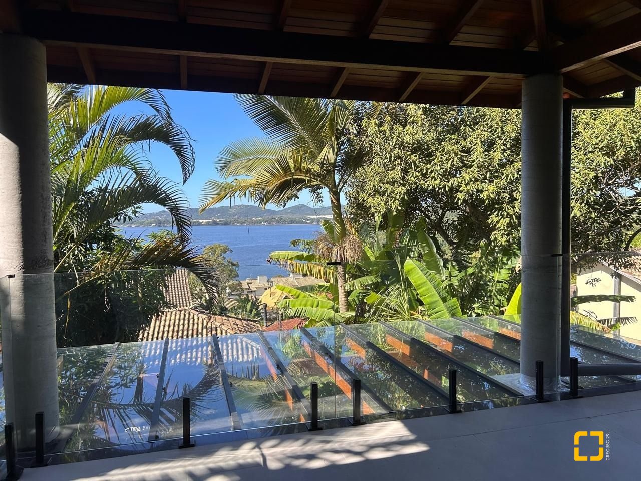 Casa com 323m², 6 quartos (sendo 3 suítes), no bairro Lagoa da Conceição em Florianópolis