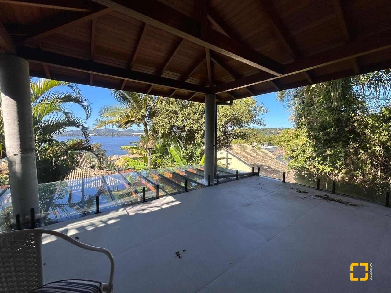 Casa com 323m², 6 quartos (sendo 3 suítes), no bairro Lagoa da Conceição em Florianópolis