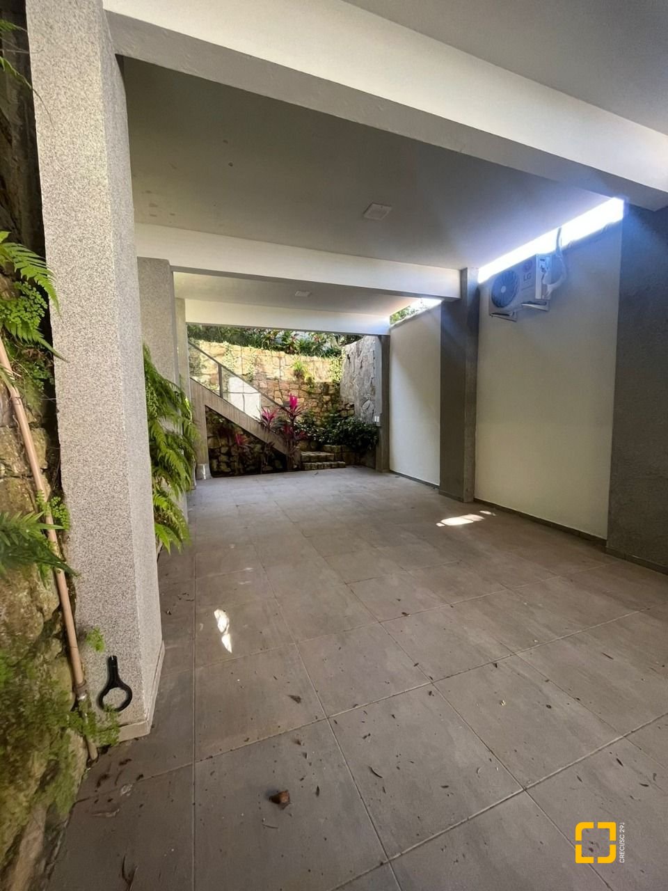 Casa com 323m², 6 quartos (sendo 3 suítes), no bairro Lagoa da Conceição em Florianópolis