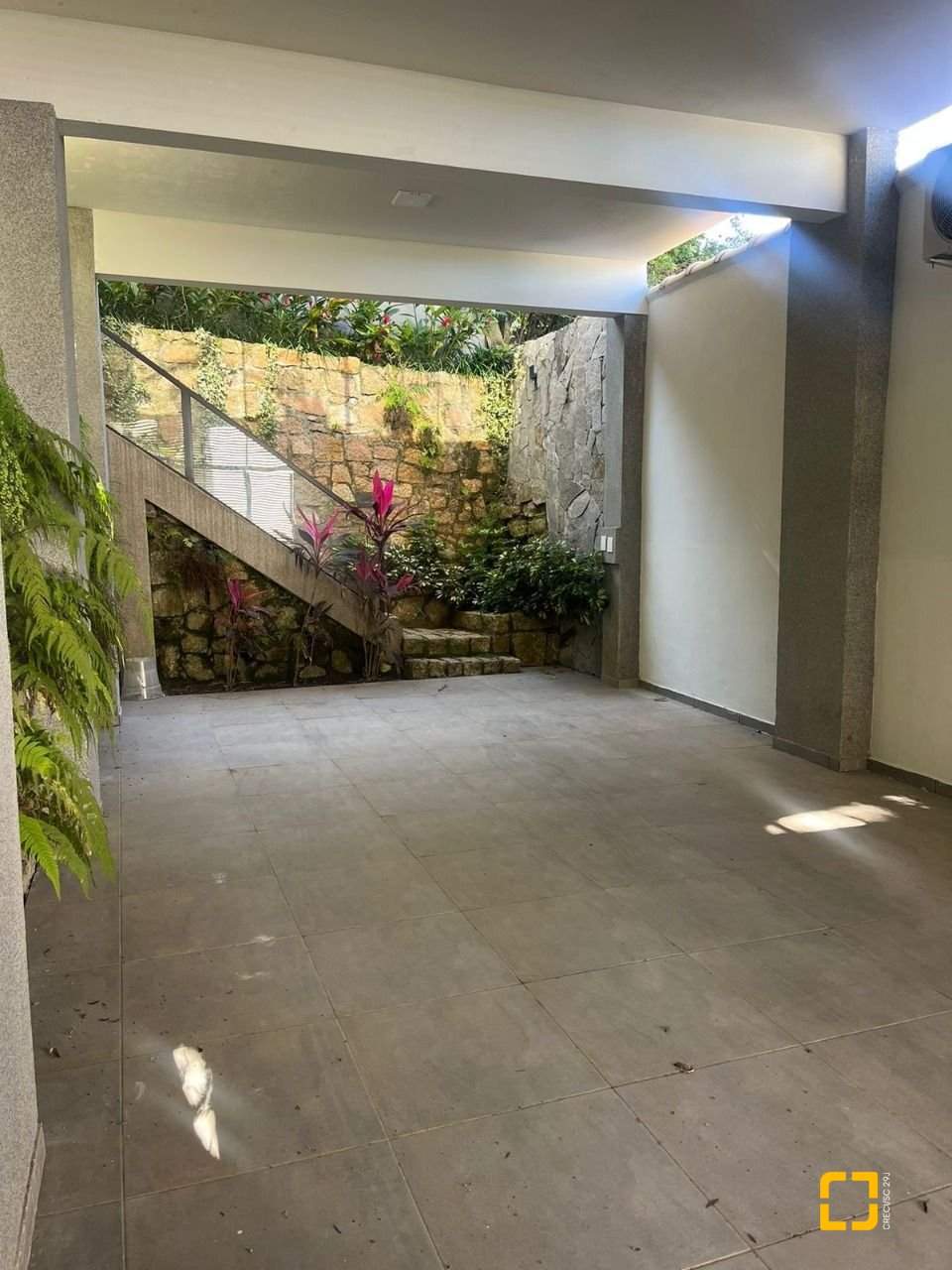 Casa com 323m², 6 quartos (sendo 3 suítes), no bairro Lagoa da Conceição em Florianópolis