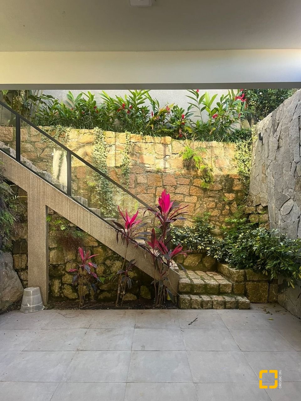 Casa com 323m², 6 quartos (sendo 3 suítes), no bairro Lagoa da Conceição em Florianópolis