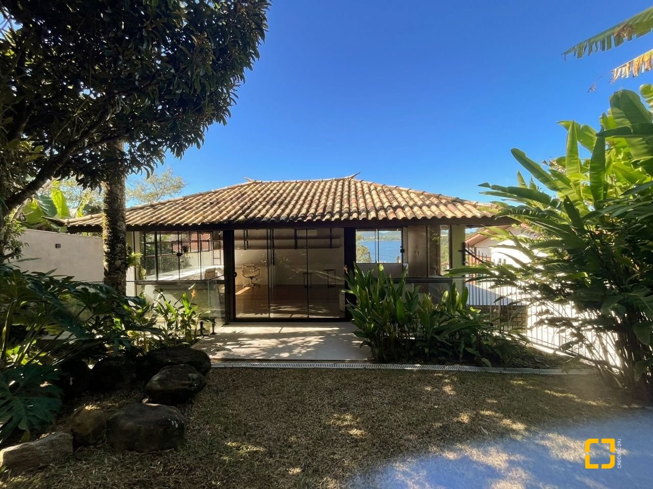 Casa com 323m², 6 quartos (sendo 3 suítes), no bairro Lagoa da Conceição em Florianópolis