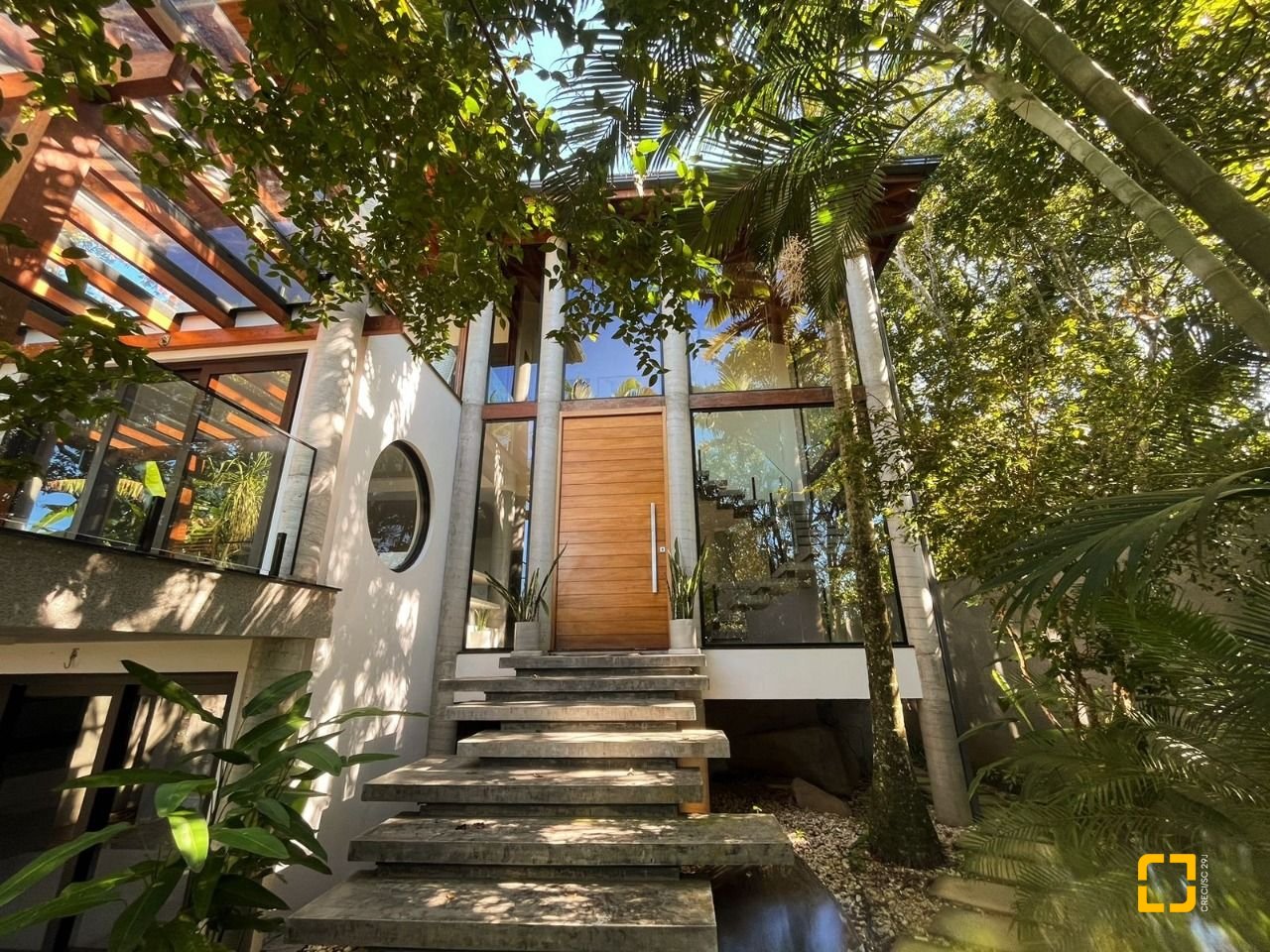 Casa com 323m², 6 quartos (sendo 3 suítes), no bairro Lagoa da Conceição em Florianópolis