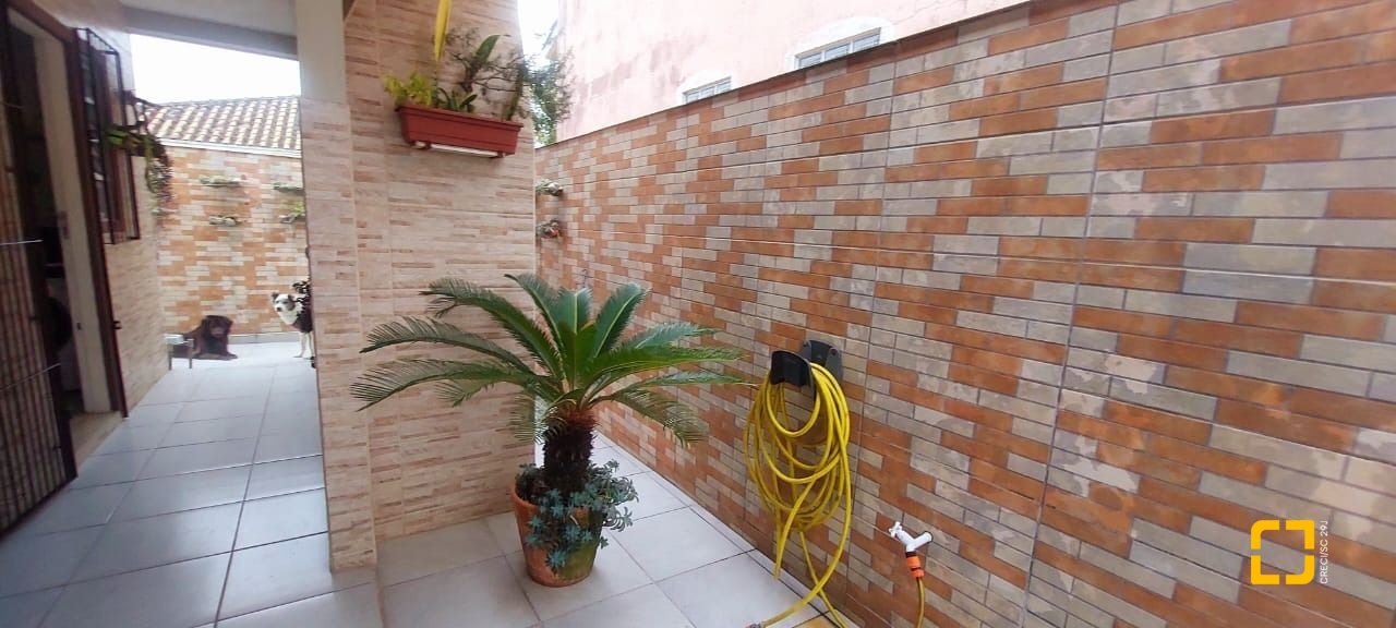 Casa com 110m², 4 quartos (sendo 1 suíte), 1 garagem, no bairro Rio Tavares em Florianópolis