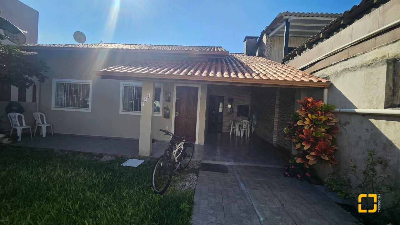 Casa com 118m², 3 quartos, 2 garagens, no bairro Ingleses do Rio Vermelho em Florianópolis