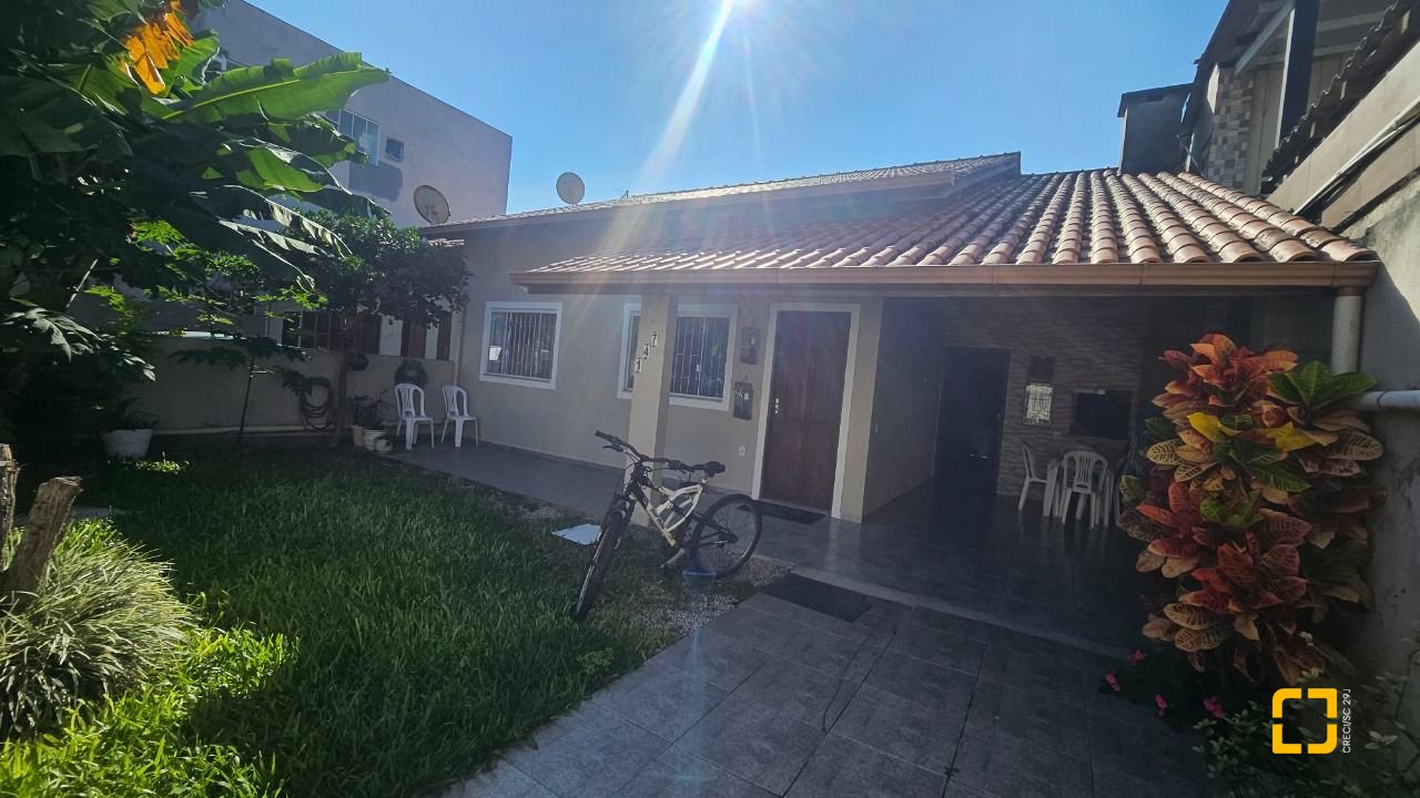 Casa com 118m², 3 quartos, 2 garagens, no bairro Ingleses do Rio Vermelho em Florianópolis