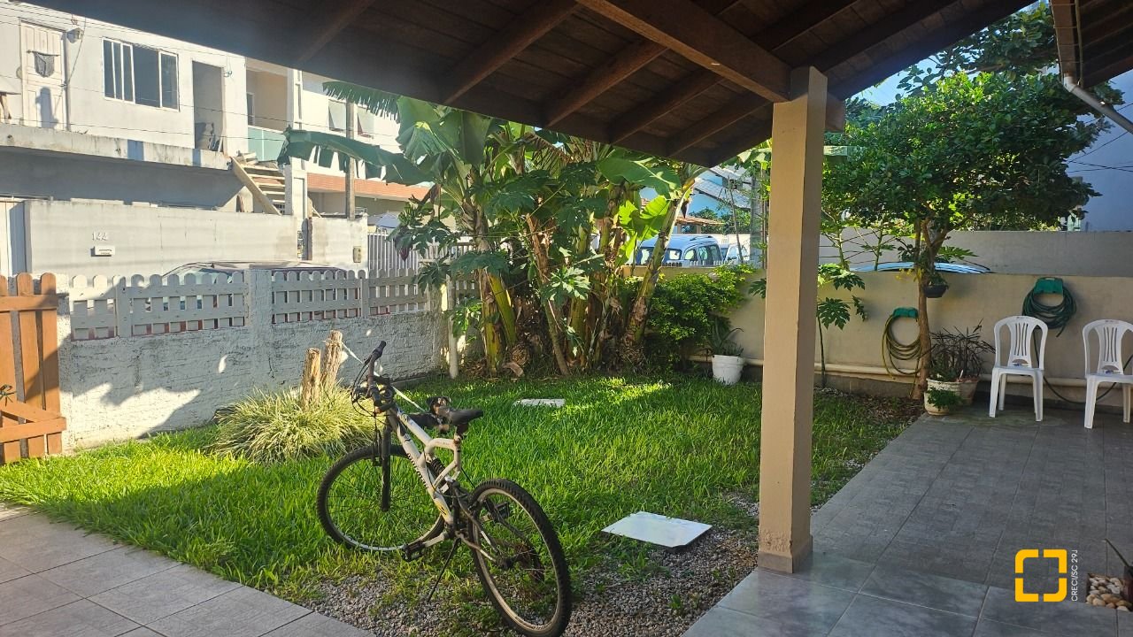 Casa com 118m², 3 quartos, 2 garagens, no bairro Ingleses do Rio Vermelho em Florianópolis