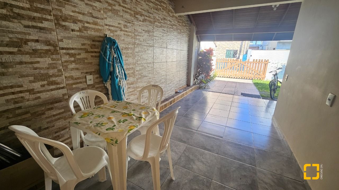 Casa com 118m², 3 quartos, 2 garagens, no bairro Ingleses do Rio Vermelho em Florianópolis