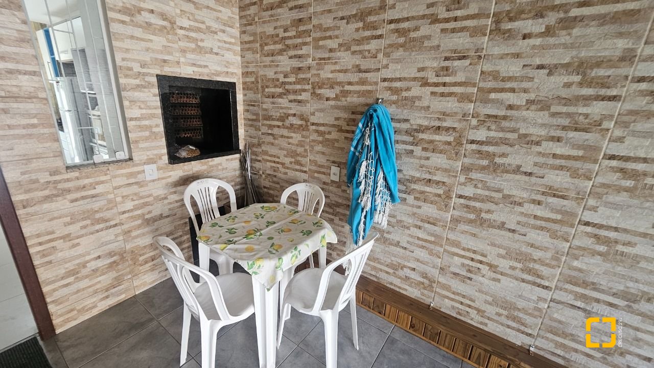 Casa com 118m², 3 quartos, 2 garagens, no bairro Ingleses do Rio Vermelho em Florianópolis