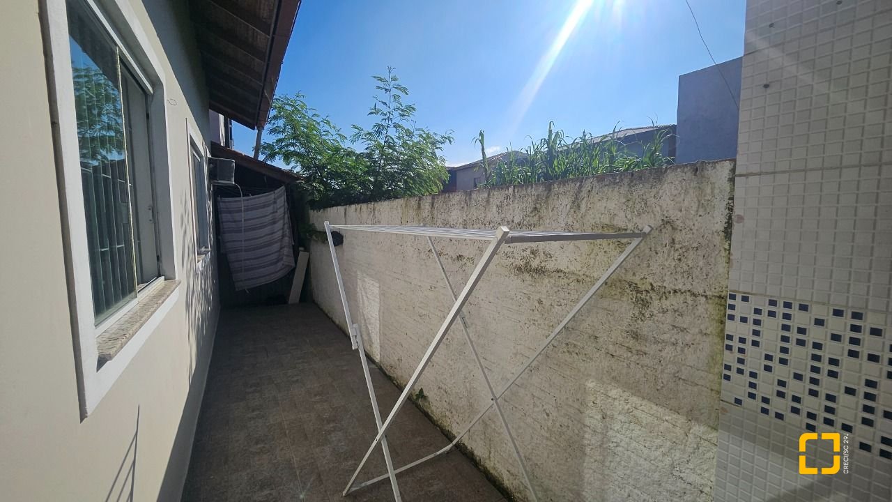 Casa com 118m², 3 quartos, 2 garagens, no bairro Ingleses do Rio Vermelho em Florianópolis