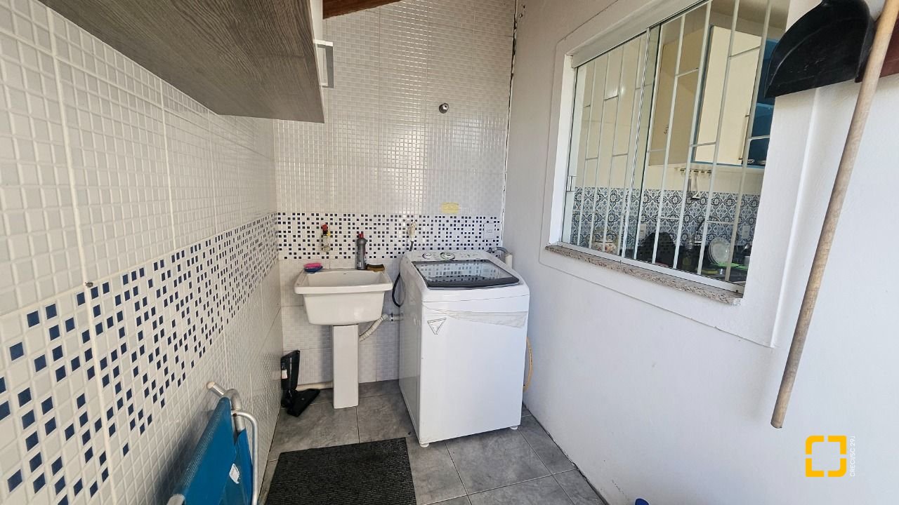 Casa com 118m², 3 quartos, 2 garagens, no bairro Ingleses do Rio Vermelho em Florianópolis