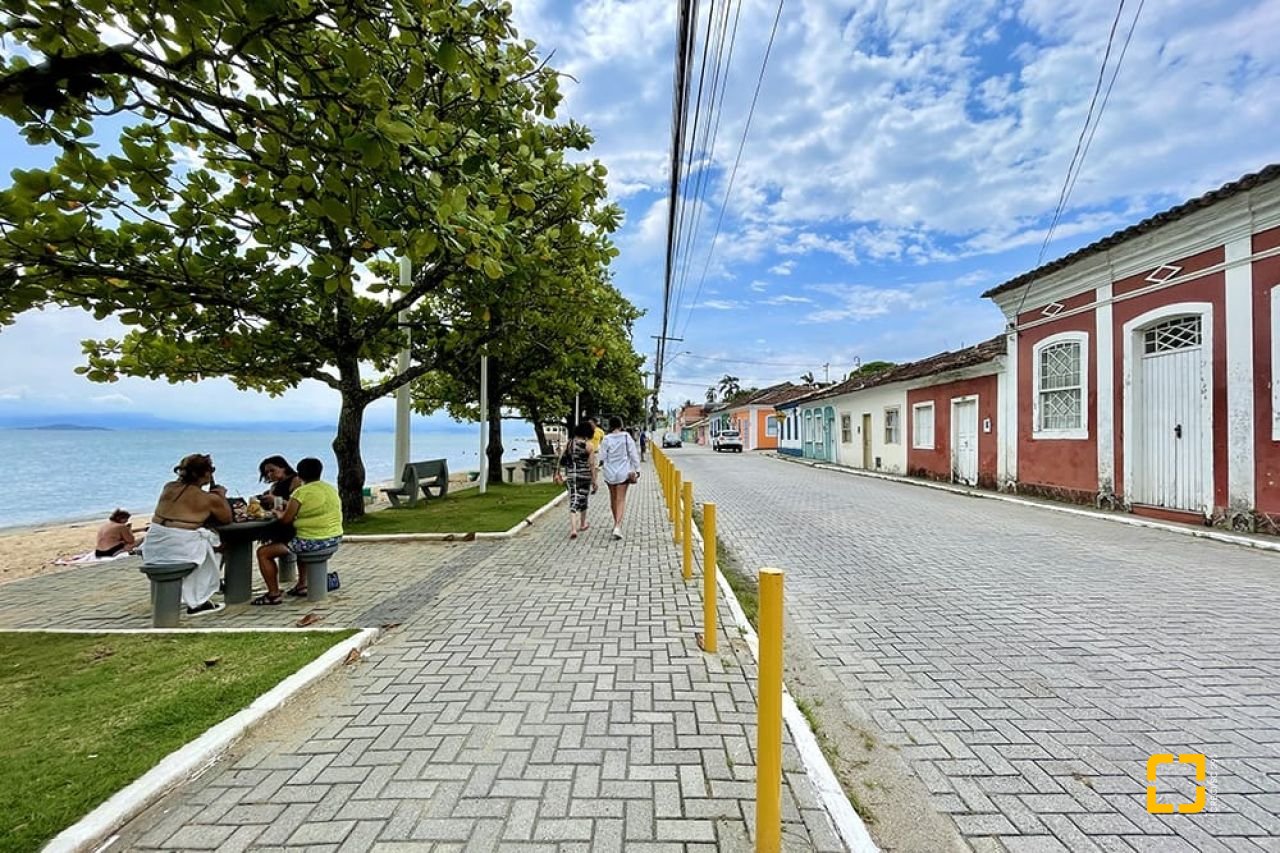 Casa com 173m², 5 quartos (sendo 1 suíte), 3 garagens, no bairro Campeche em Florianópolis