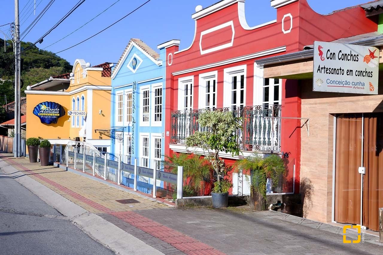 Casa com 173m², 5 quartos (sendo 1 suíte), 3 garagens, no bairro Campeche em Florianópolis