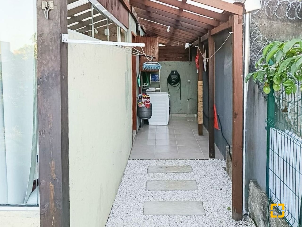 Casa com 88m², 2 quartos, 2 garagens, no bairro Rio Tavares em Florianópolis