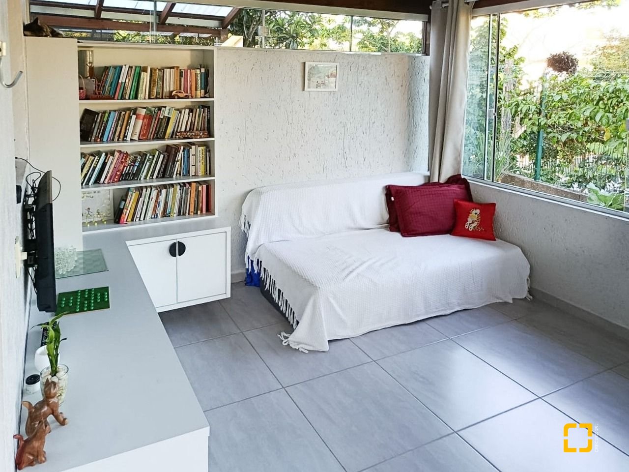 Casa com 88m², 2 quartos, 2 garagens, no bairro Rio Tavares em Florianópolis