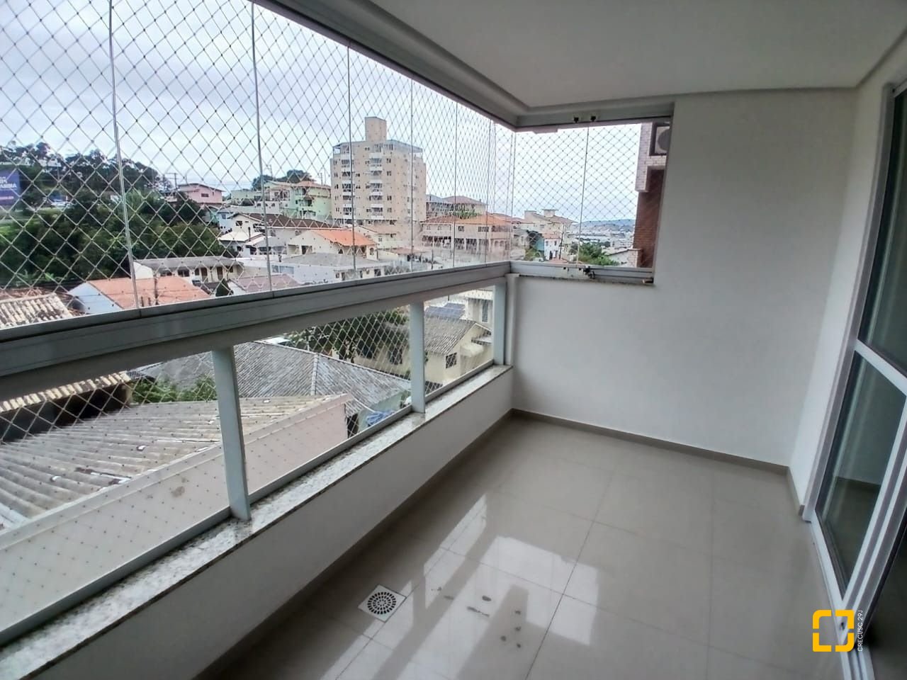 Apartamento com 79m², 2 quartos (sendo 1 suíte), 1 garagem, no bairro Praia Comprida em São José