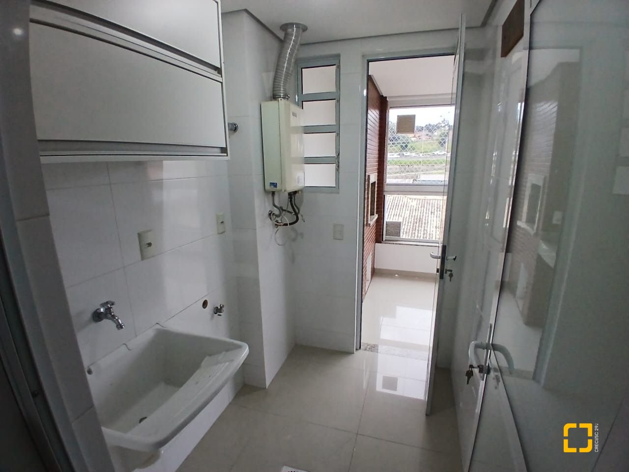 Apartamento com 79m², 2 quartos (sendo 1 suíte), 1 garagem, no bairro Praia Comprida em São José