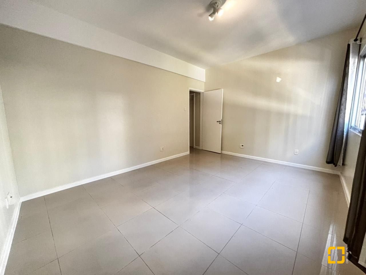 Apartamento com 90m², 4 quartos (sendo 1 suíte), 1 garagem, no bairro Centro em Florianópolis