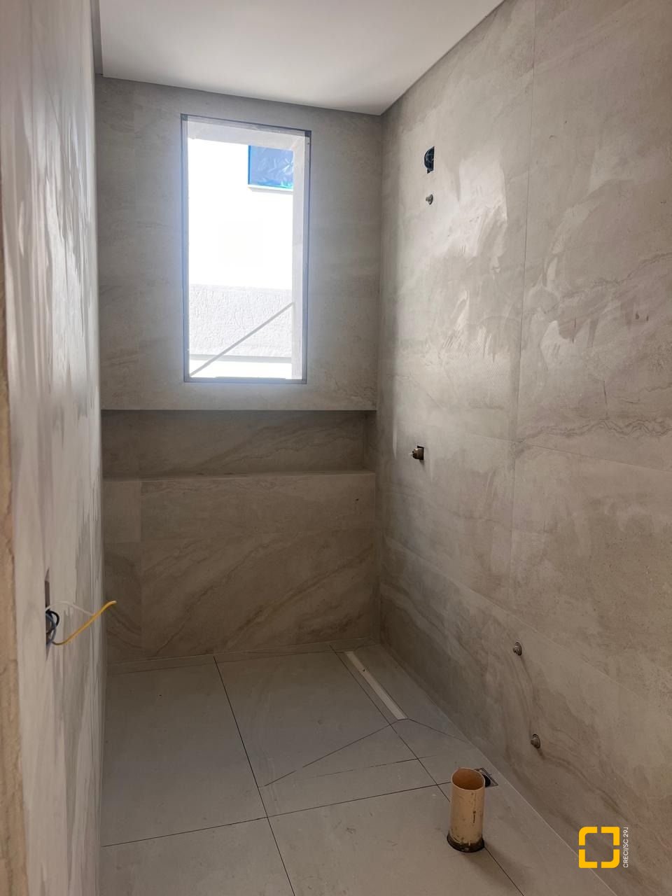 Casa com 230m², 6 quartos (sendo 3 suítes), 2 garagens, no bairro Campeche em Florianópolis