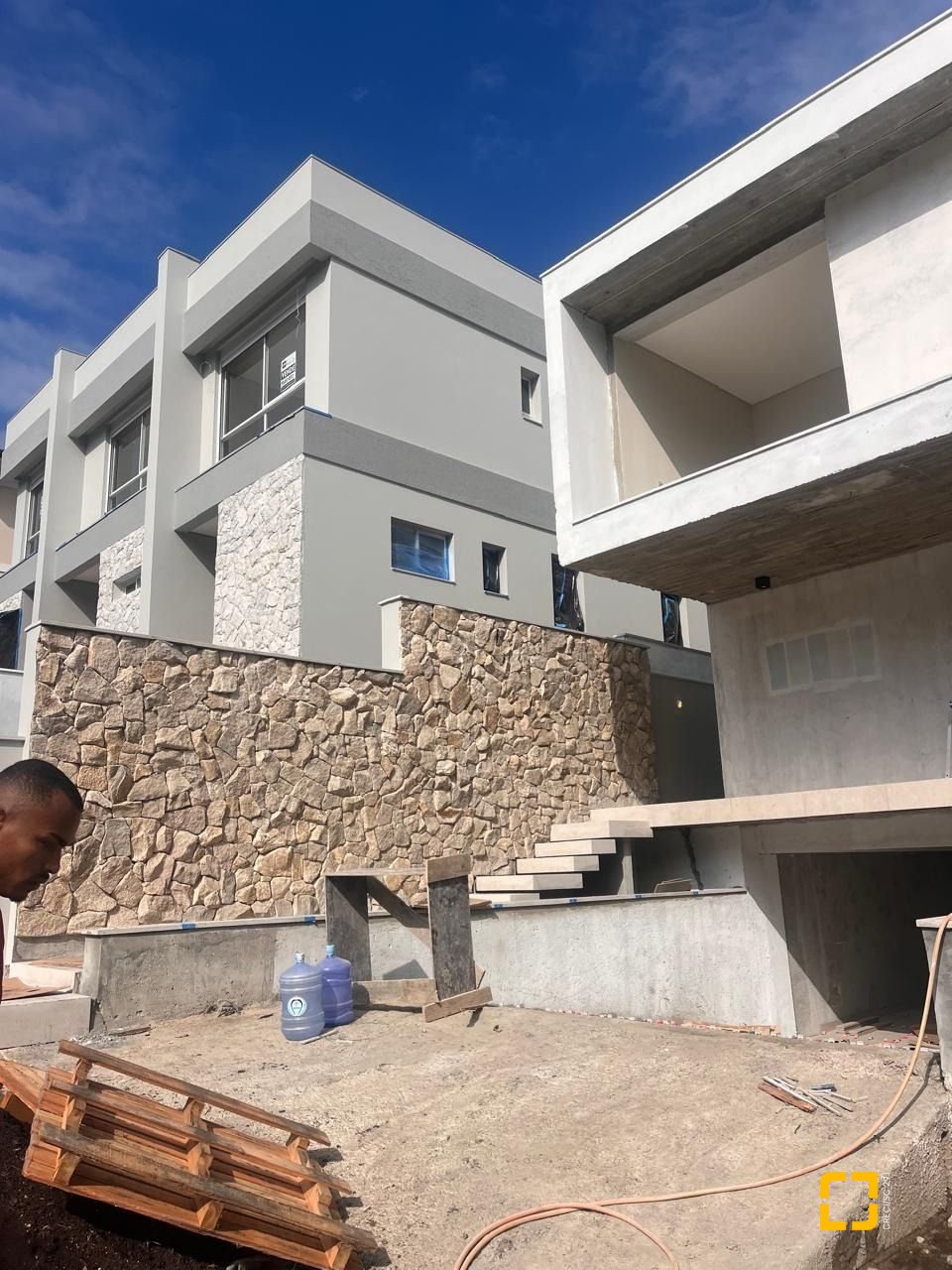 Casa com 231m², 6 quartos (sendo 3 suítes), 2 garagens, no bairro Campeche em Florianópolis