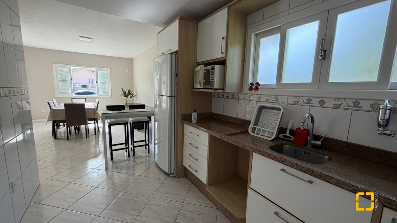 Casa com 222m², 10 quartos (sendo 1 suíte), 4 garagens, no bairro Canasvieiras em Florianópolis