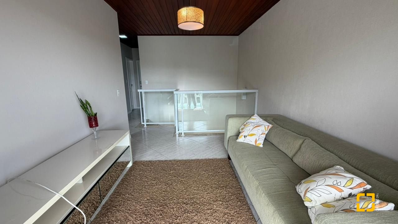 Casa com 222m², 10 quartos (sendo 1 suíte), 4 garagens, no bairro Canasvieiras em Florianópolis