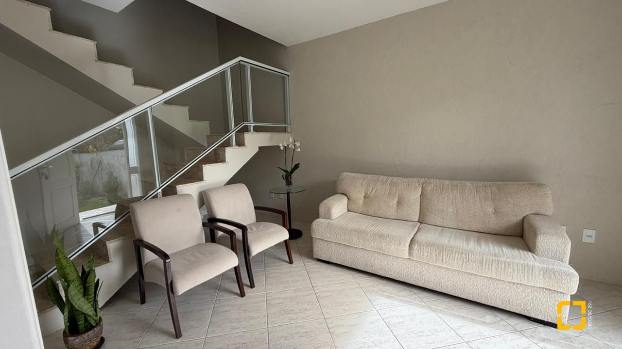 Casa com 222m², 10 quartos (sendo 1 suíte), 4 garagens, no bairro Canasvieiras em Florianópolis