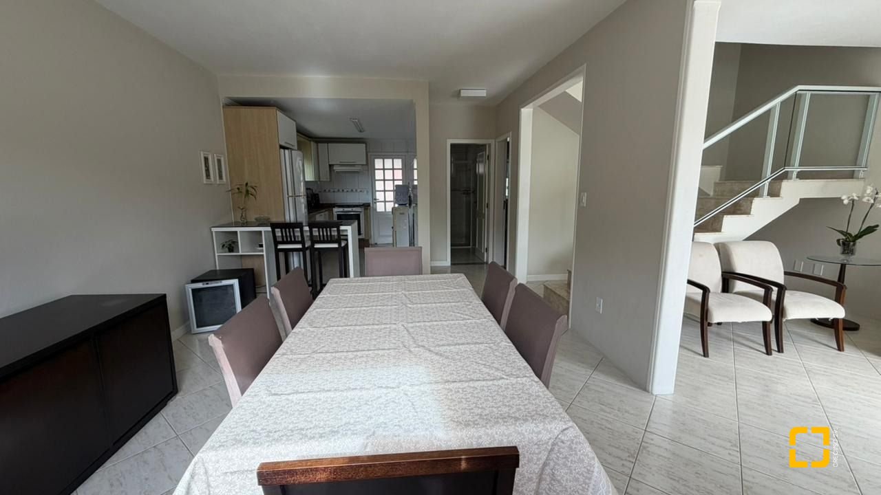 Casa com 222m², 10 quartos (sendo 1 suíte), 4 garagens, no bairro Canasvieiras em Florianópolis