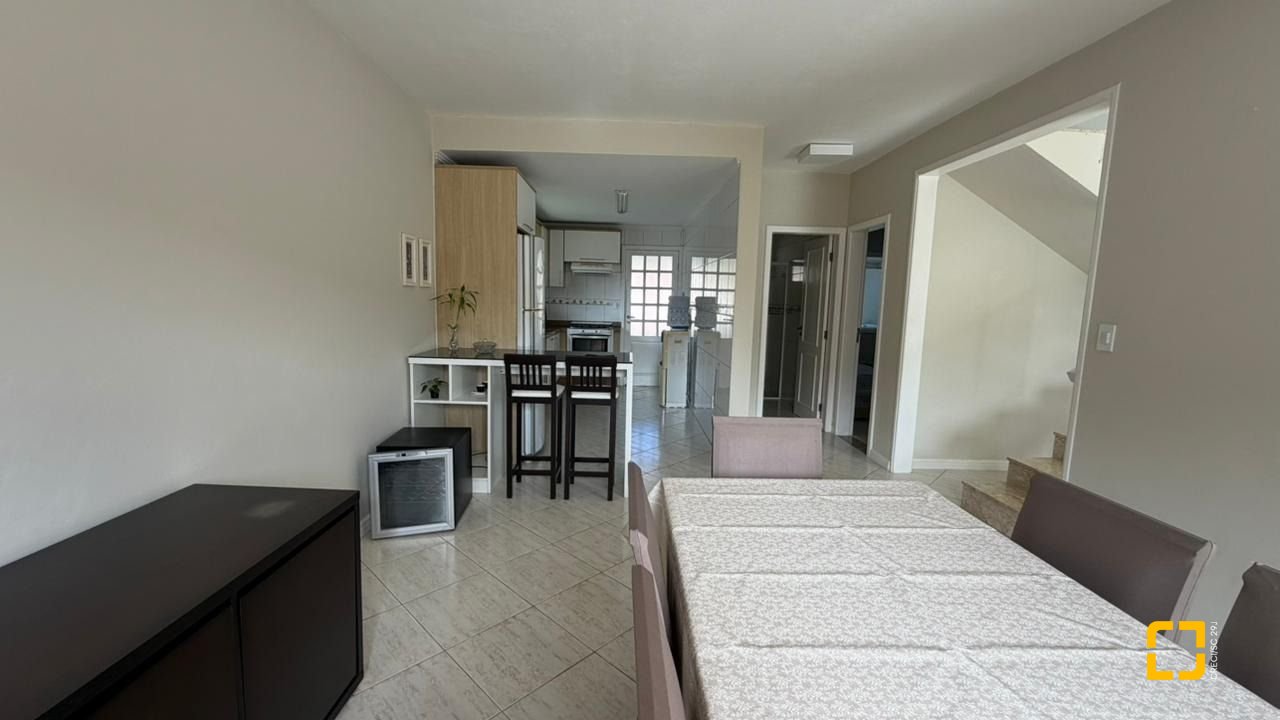 Casa com 222m², 10 quartos (sendo 1 suíte), 4 garagens, no bairro Canasvieiras em Florianópolis