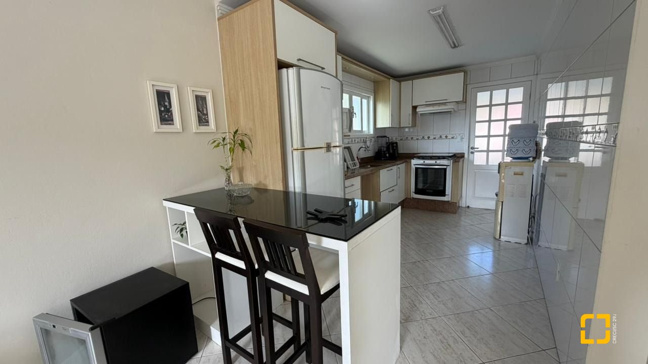 Casa com 222m², 10 quartos (sendo 1 suíte), 4 garagens, no bairro Canasvieiras em Florianópolis