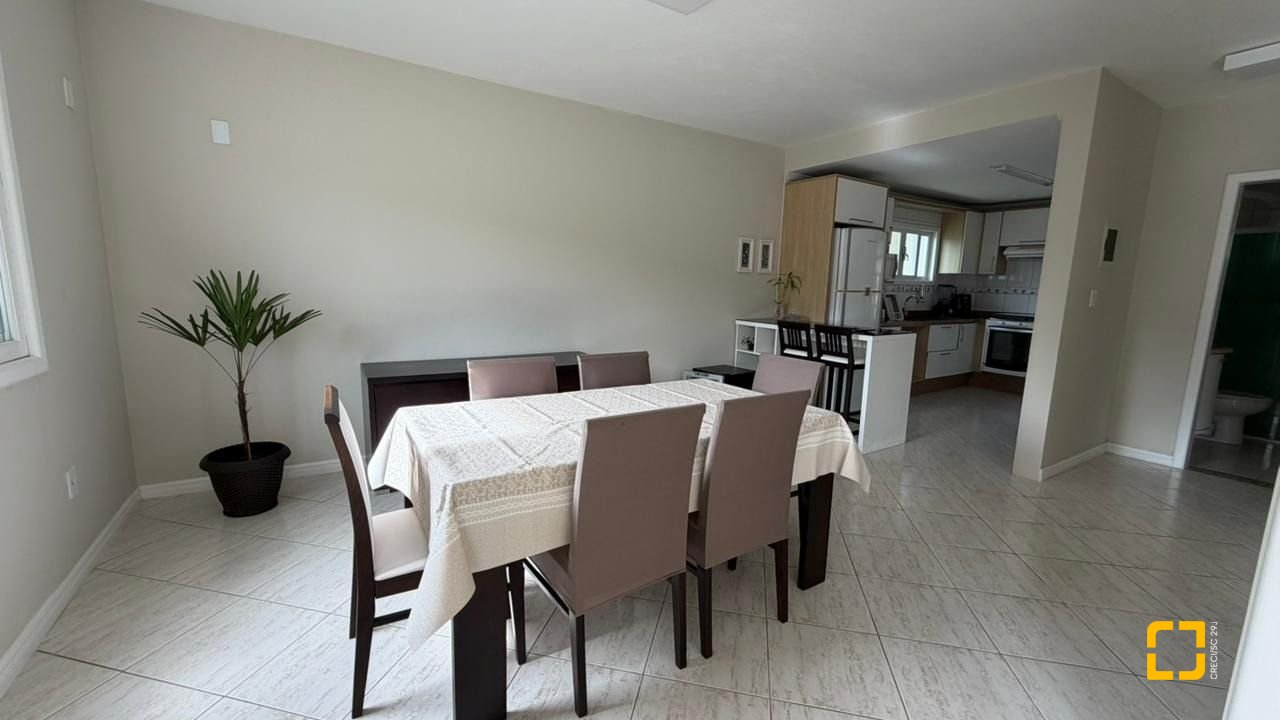 Casa com 222m², 10 quartos (sendo 1 suíte), 4 garagens, no bairro Canasvieiras em Florianópolis